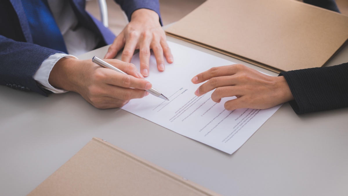 Dipendente firma un documento